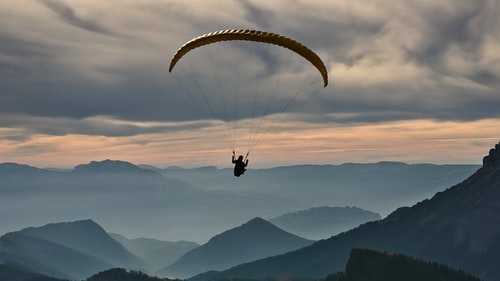 Kayseri'de dağların üzerinden uçan yamaç paraşütü