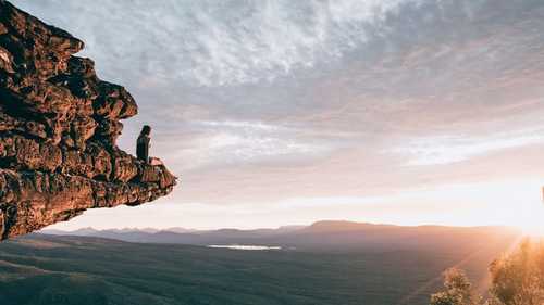 Bir dağda maceraya atılan kişi